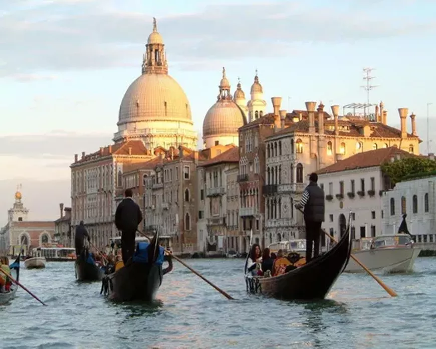 gondola-venice-italy.webp