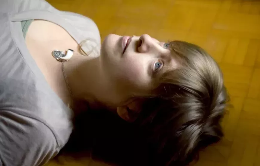 julie-2.webp